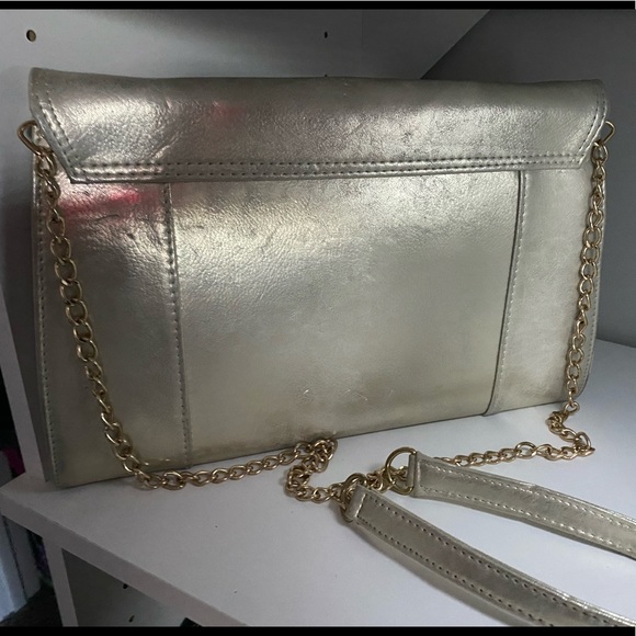 Stepping out… add a slight shimmer for the win.. 💃🏽 - Picture 2 of 4